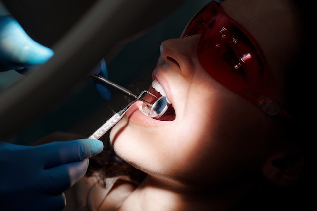 Usuwanie ósemek: czego się spodziewać u stomatologa? 