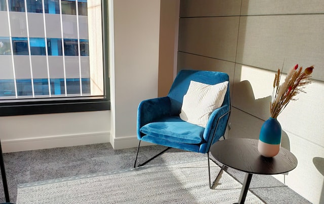 Fotele do salonu – jak wybrać stylowy i funkcjonalny mebel?