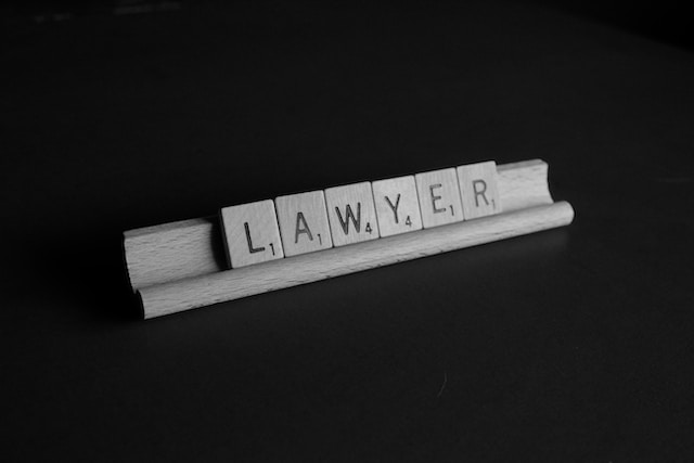 Adwokat od spraw karnych – Twoje wsparcie w trudnych czasach